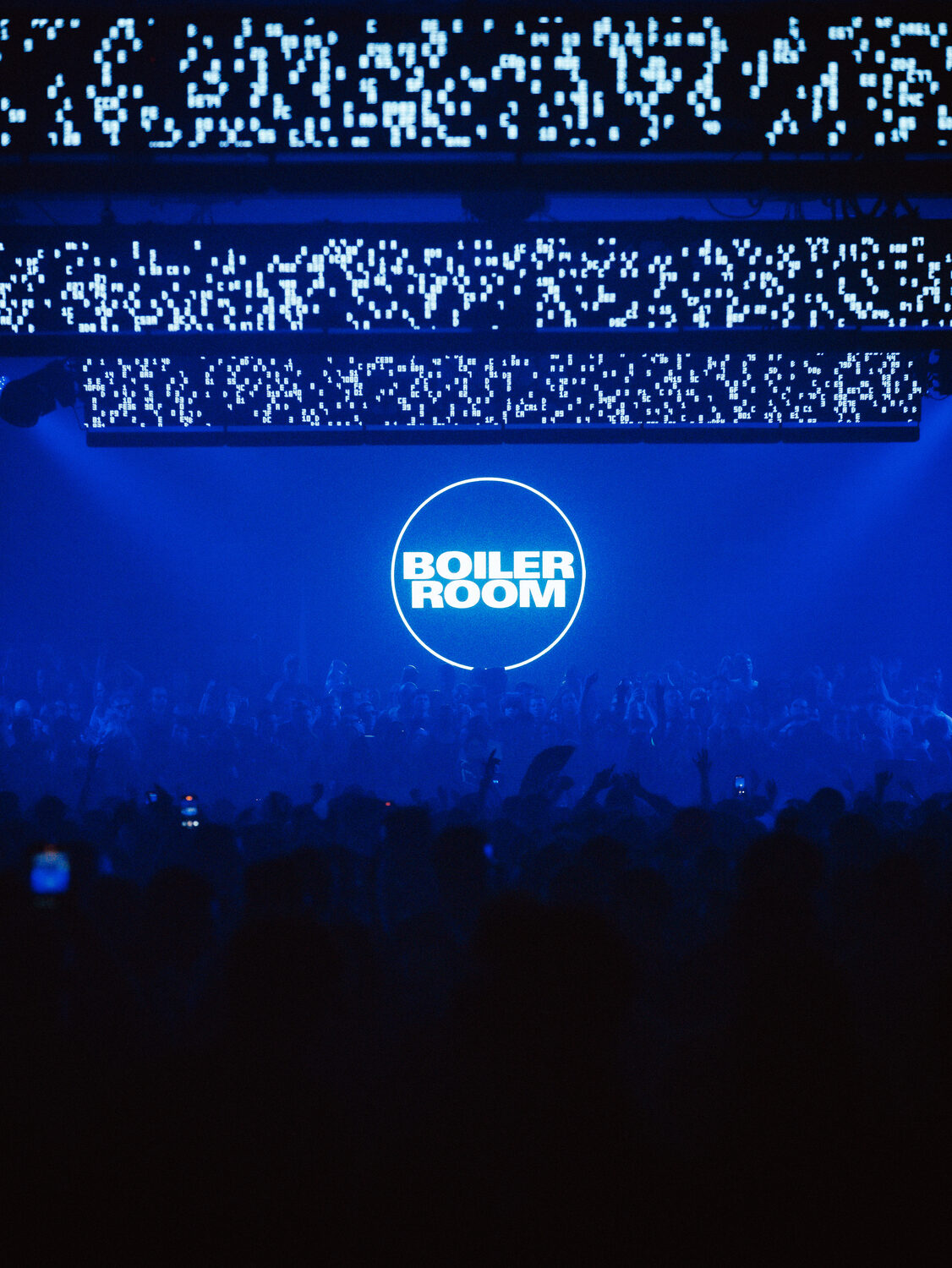 Boiler Room Warsaw mit blauem LED-Design und Crowd