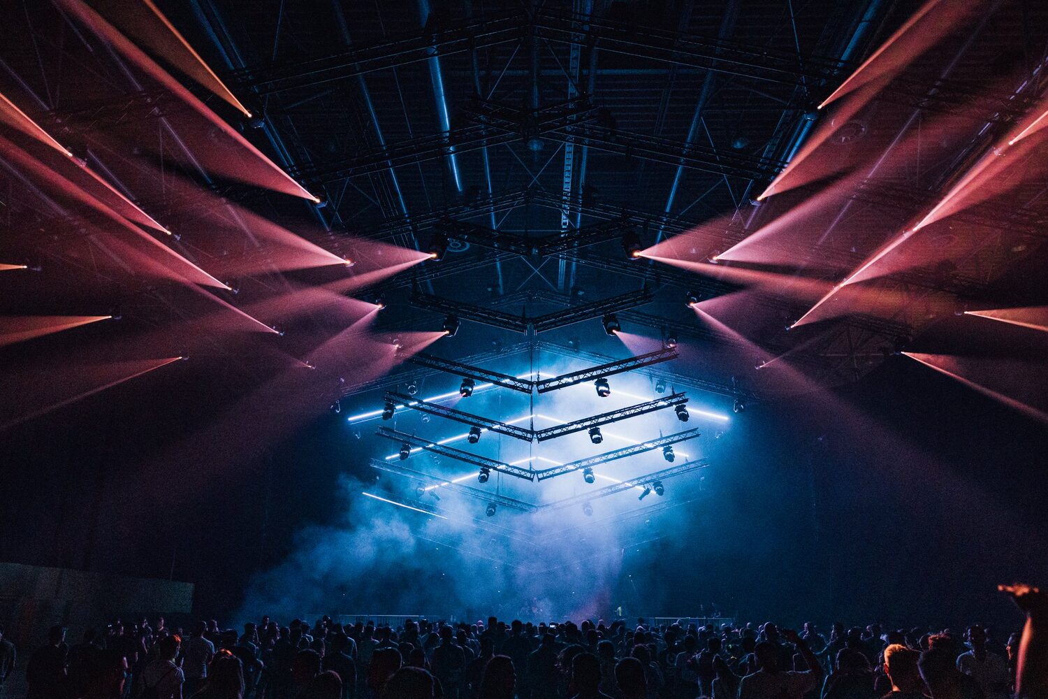 Connect Festival mit symmetrischem rotem Lichtdesign