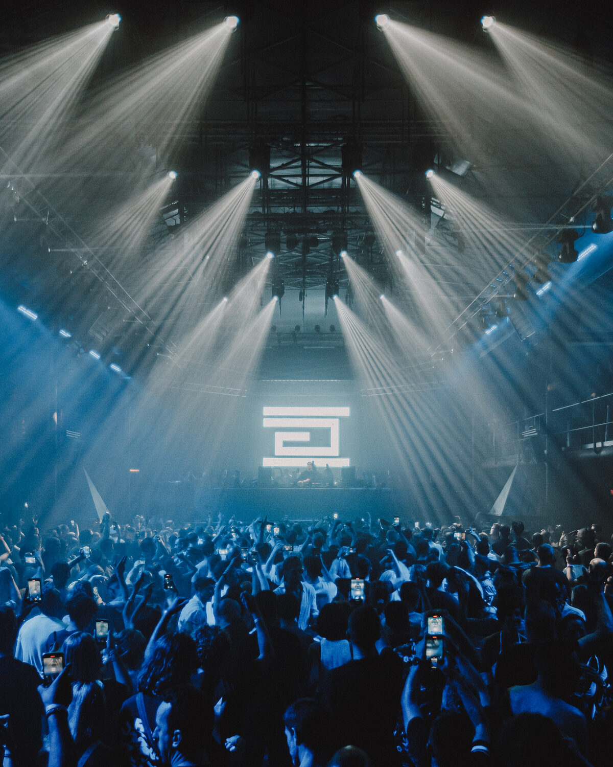 Drumcode auf Ibiza mit weißem Bühnentruss in V-Form über dem Publikum