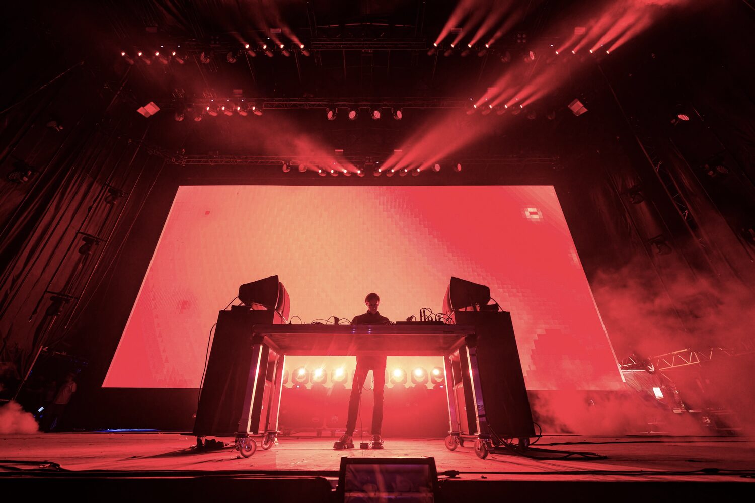 Richie Hawtin auf dem Monegros Desert Festival mit rotem, symmetrischem Bühnendesign