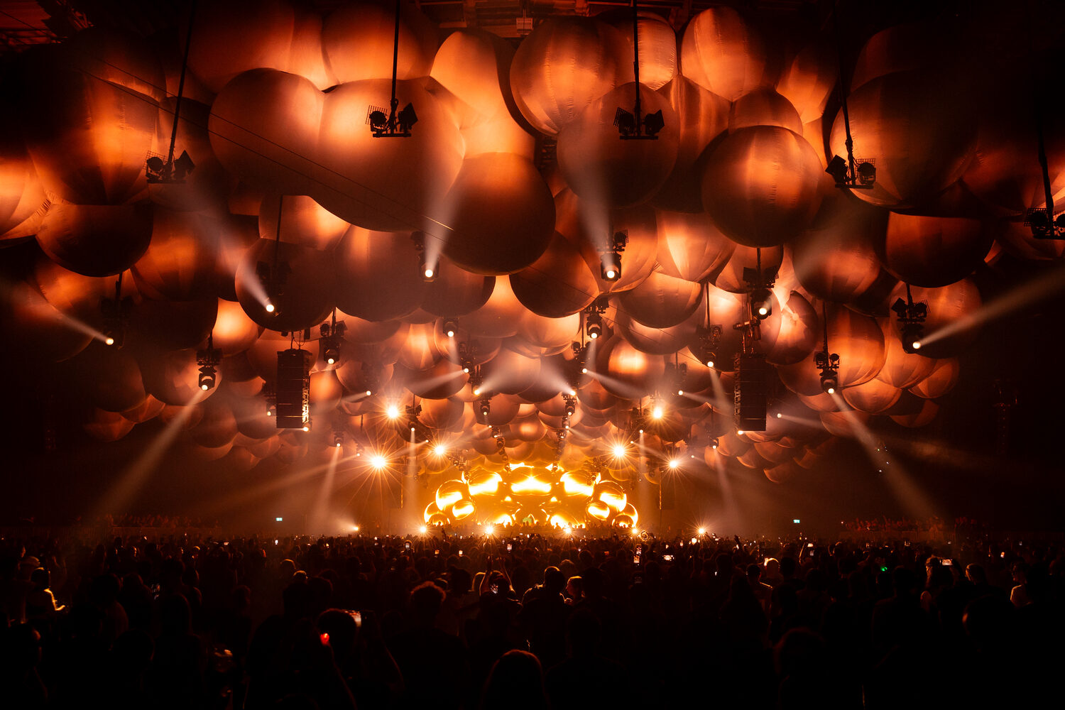 Time Warp Mannheim, Lichtdesign mit warmem Bühnenlicht über der Crowd