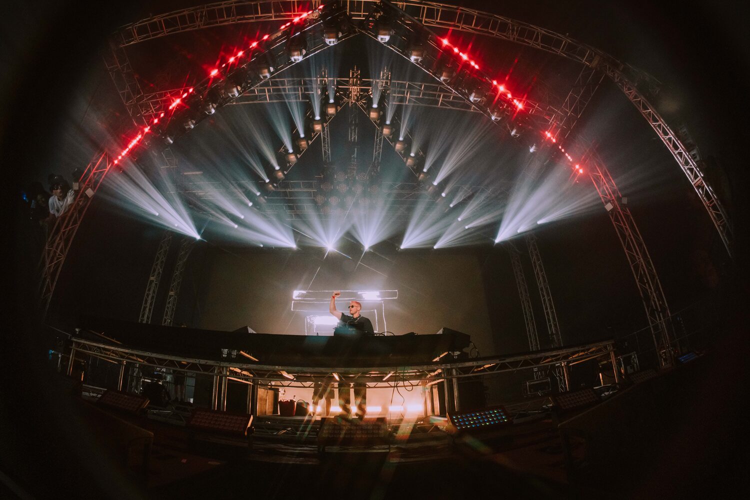 Drumcode auf dem We Are FSTVL mit rot beleuchteter Hallendecke in Fischaugenperspektive