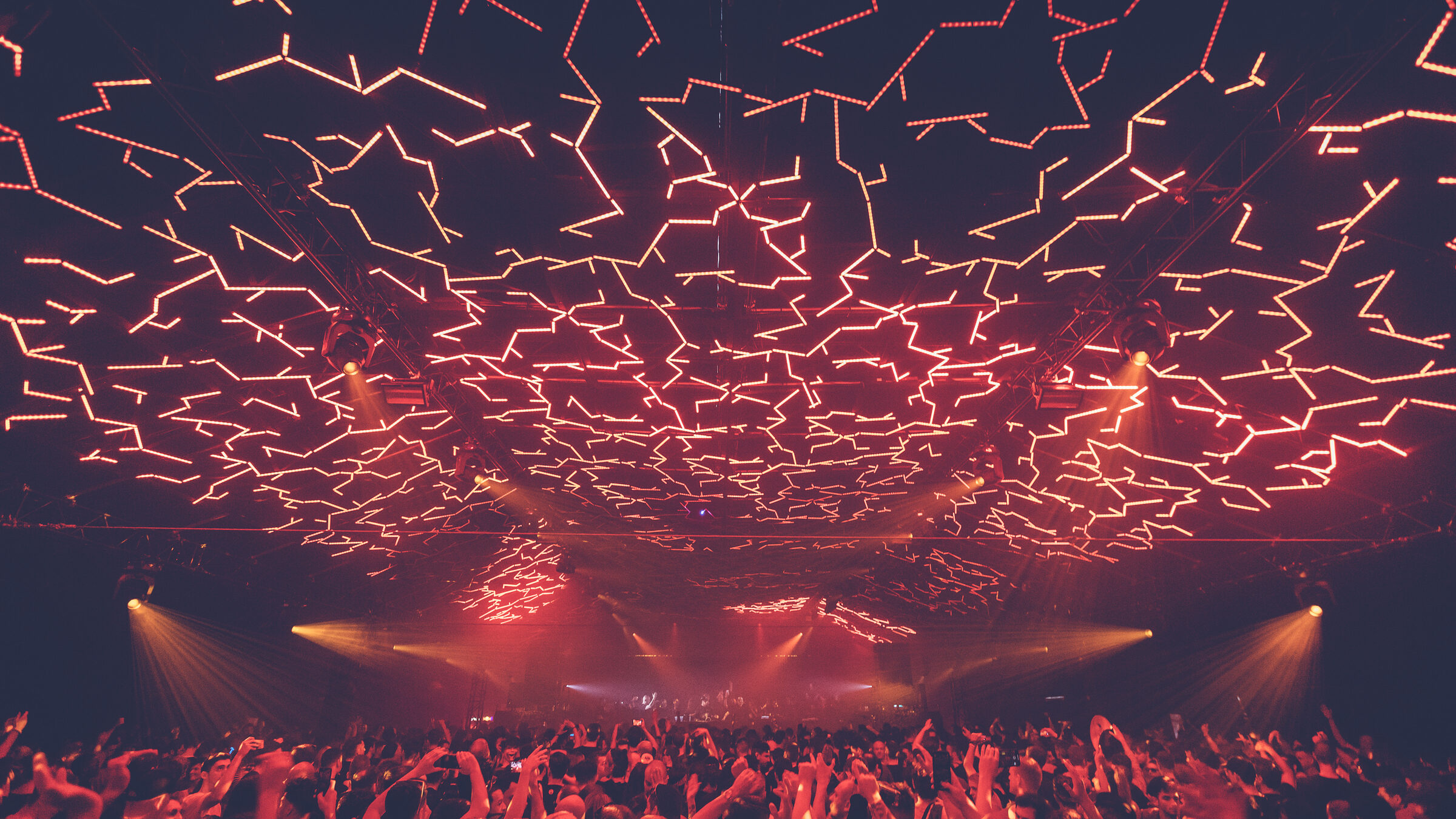 Rotes geometrisches Lichtdesign über der Crowd bei Time Warp Mannheim, gestaltet und gefahren von LiveFRAME